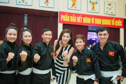 Á hậu Tú Anh “ngọt ngào” tiễn đoàn vận động viên tham dự Seagames 28