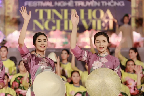 Hoa hậu Ngọc Hân, Kỳ Duyên khoe sắc trong đêm bế mạc Festival nghề truyền thống Huế