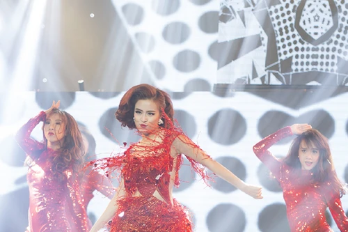 Hoàng Thuỳ Linh sexy “đốt cháy” sân khấu đêm Gala The Remix