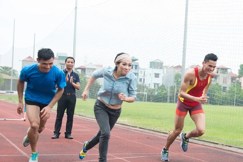 Ca sĩ Phương Thanh thi chạy và bắn súng với các vận động viên SEA Games