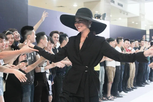 Thanh Hằng diện nguyên “cây” hàng hiệu chấm thi Next Top Model tại Hà Nội