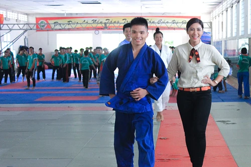 Hoa hậu Đặng Thu Thảo trình diễn catwalk với vận đông viên Judo