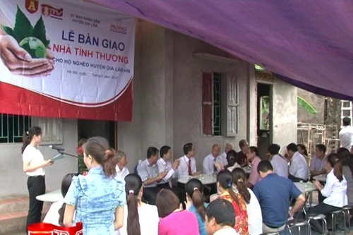 Trao tặng nhà tình nghĩa ở Gia Lâm