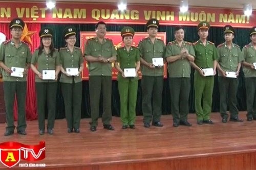 Bế giảng lớp bồi dưỡng chính trị, nghiệp vụ pháp luật