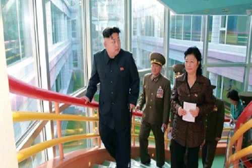 Ông Kim Jong-un vắng mặt vì phẫu thuật khối u ở mắt cá chân