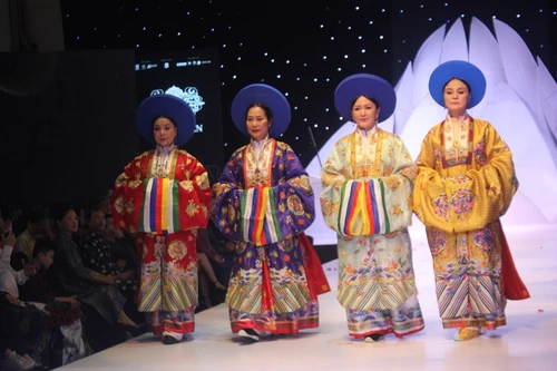 [Ảnh] NSND Thu Hà, NSƯT Chiều Xuân: Vẻ đẹp không tuổi trên sàn diễn cổ phục triều Nguyễn