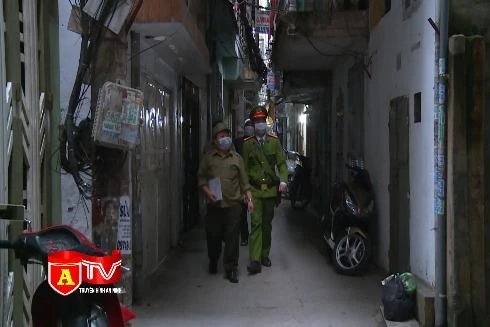 Cảnh sát khu vực bám địa bàn chống dịch Covid -19