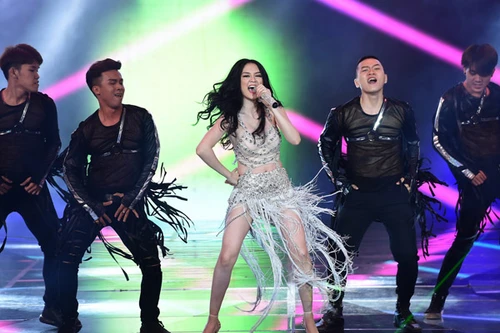 Thiều Bảo Trang diện trang phục táo bạo khoe đường cong "chết người" 