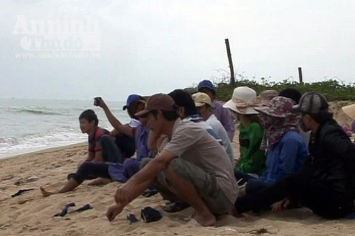 Chìm tàu cá, 3 ngư dân may mắn thoát nạn