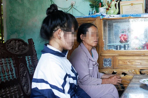 Nữ sinh lớp 12 bị đánh hội đồng, xé áo, cắt tóc trong quán karaoke