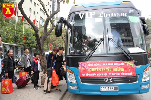Những chuyến xe nghĩa tình đưa người bệnh về quê ăn Tết