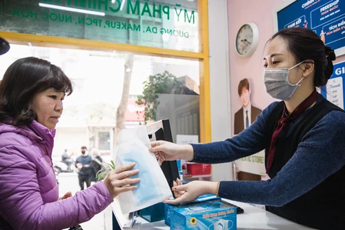 Nhiều nơi tranh thủ tăng giá, nhưng vẫn có điểm phát miễn phí khẩu trang