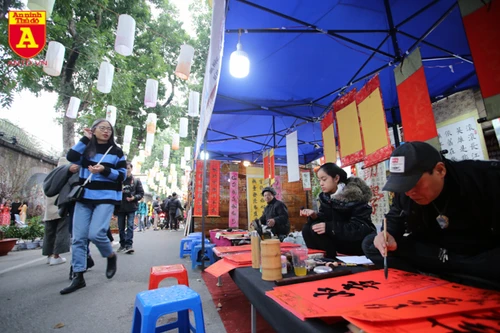 Phố bích họa Phùng Hưng ngập tràn không khí Tết cổ truyền