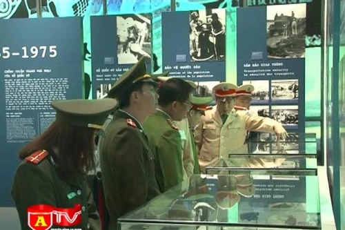 Hai lớp Trung cấp lý luận chính trị khóa 4 thăm Bảo tàng CATP.Hà Nội