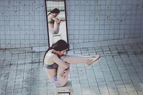 Phương Trinh Jolie khoe bộ ảnh tập yoga ở "chung cư ma"