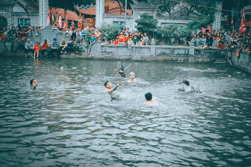 Sôi động trò chơi bắt vịt tại hội làng Vạn Phúc