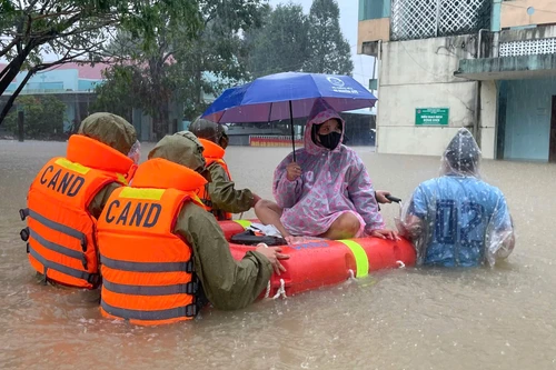 Công an tỉnh Đắk Lắk căng mình trong mưa lũ giúp dân