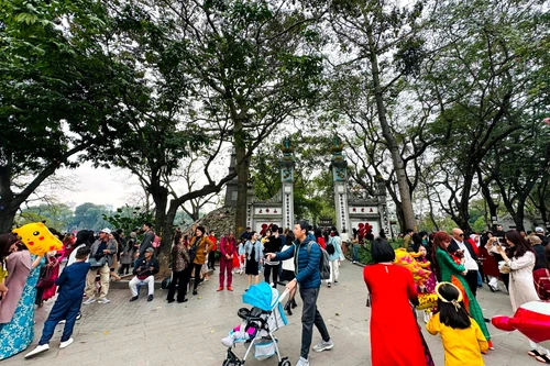 Các điểm du lịch của Hà Nội tấp nập du khách trong ngày cuối kỳ nghỉ Tết Giáp Thìn 