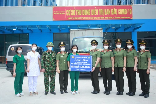 Tặng quà, động viên lực lượng tuyến đầu chống dịch Covid-19 