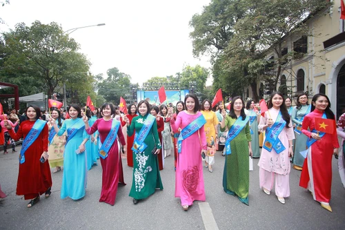 Phụ nữ Công an Thủ đô đẹp rạng ngời tại Lễ hội Áo dài du lịch Hà Nội