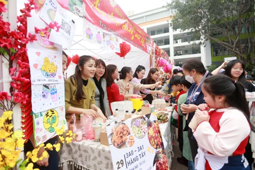 Học sinh trường Liên cấp Ngôi sao Hà Nội gây quỹ từ thiện qua hội chợ xuân “Nhịp cầu yêu thương”