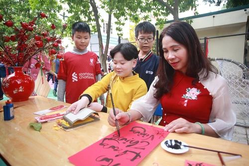 Học sinh Hà Nội hào hứng trải nghiệm Tết xưa