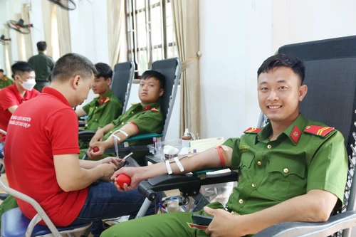 Những nụ cười rạng rỡ của cảnh sát cơ động trong hành trình hiến máu 