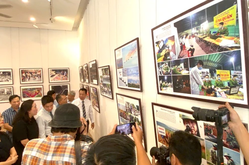  Trưng bày 70 tác phẩm ảnh “Hà Nội phát triển, đổi mới, hội nhập”