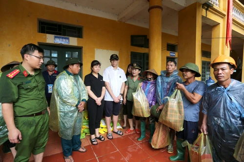 Lòng nhân ái lan tỏa tới bà con vùng ngập lụt Chương Mỹ