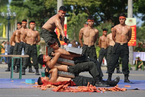 Mãn nhãn những pha biểu diễn võ thuật của Cảnh sát cơ động