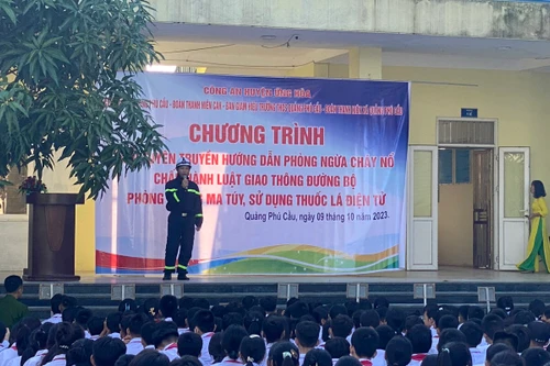 Gần 800 học sinh được tập huấn kỹ năng phòng, chống ma túy và phòng cháy chữa cháy 
