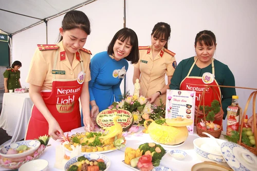 Xem nữ chiến sĩ trổ tài trong Ngày hội "Ẩm thực - Văn hóa - Thể thao" 