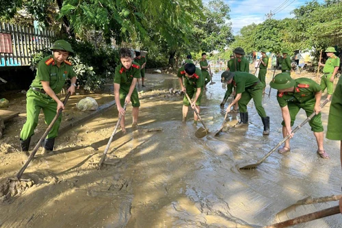 Hình ảnh đẹp của người chiến sĩ Công an tại thành phố Huế những ngày sau lũ