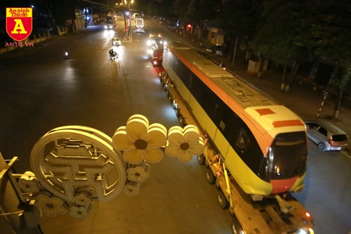 Những hình ảnh đầu tiên khi đoàn tàu metro Nhổn - ga Hà Nội có mặt tại Thủ đô
