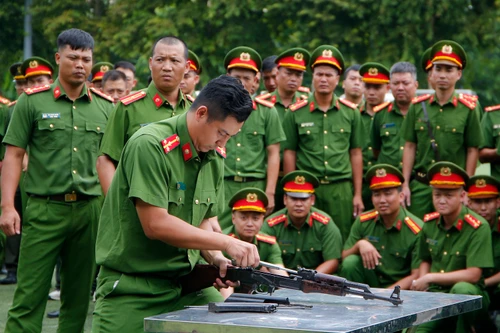 Xem các chiến sỹ thể hiện kỹ thuật, chạy đua với thời gian tại phần thi tháo, lắp súng AK