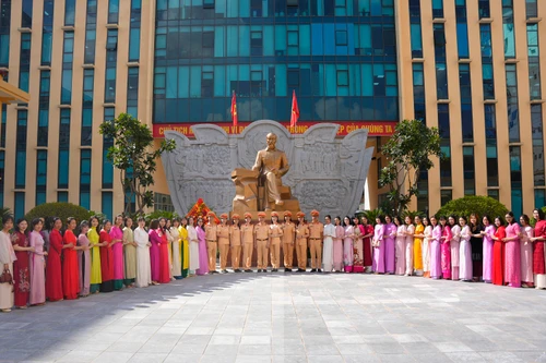 Nữ chiến sĩ Công an Thủ đô thướt tha áo dài chào mừng Ngày Phụ nữ Việt Nam