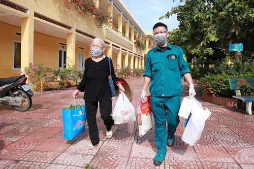 Siêu thị 0 đồng – Tình người nơi ngoại ô thành phố