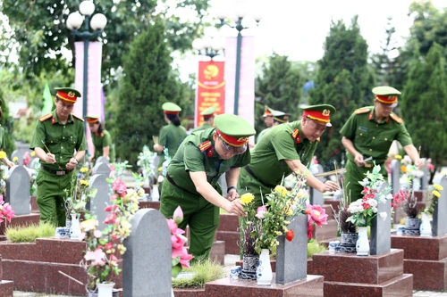 Công an phường Hà Đông dâng hương tưởng niệm các Anh hùng Liệt sĩ