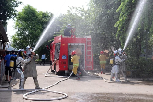 Diễn tập chữa cháy ở phân xưởng may mặc