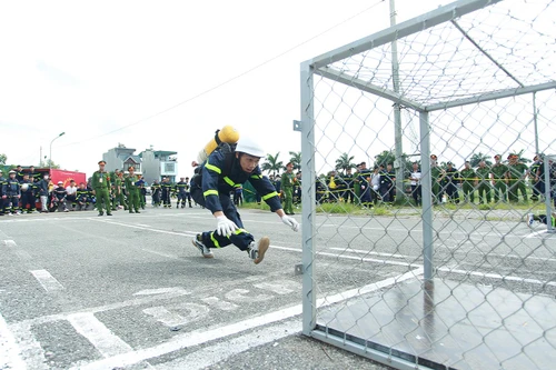 Màn tranh tài cứu người ngoạn mục của Cảnh sát PCCC & CNCH Hà Nội