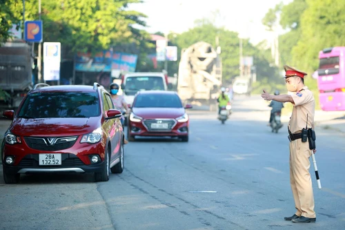 Chốt kiểm soát dịch Covid-19 tại cửa ngõ Hà Nội