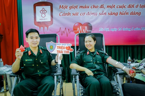 Hàng trăm chiến sĩ Cảnh sát cơ động tham gia hiến máu tình nguyện