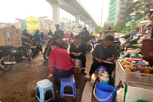 Ngang nhiên cảnh lấn chiếm lòng đường làm hàng quán tại địa bàn giáp ranh 