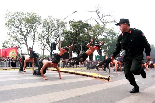 Tổng hợp những màn trình diễn ấn tượng của lực lượng Công an tại phố đi bộ hồ Gươm