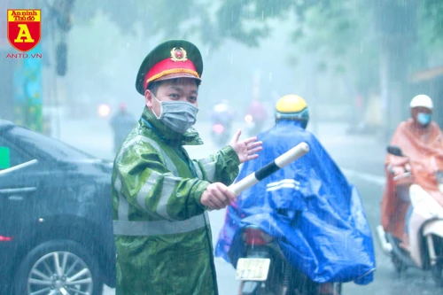 Những hình ảnh đẹp về Công an Hà Nội đội mưa đảm bảo ANTT tại các điểm thi