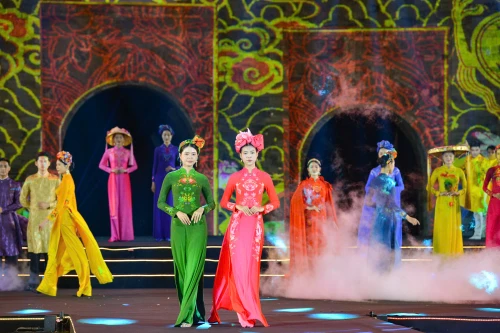 Ấn tượng đêm khai mạc Lễ hội Áo dài du lịch Hà Nội 2024