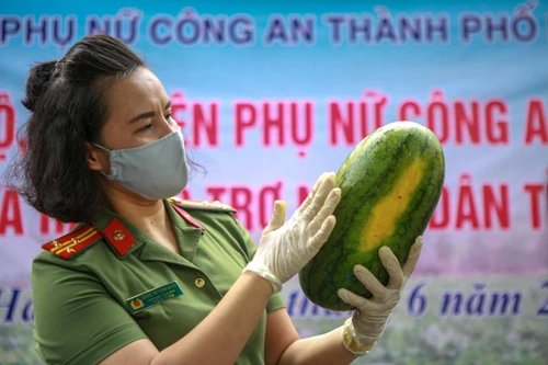 Phụ nữ Công an Thủ đô chung tay giúp bà con Bắc Giang tiêu thụ nông sản