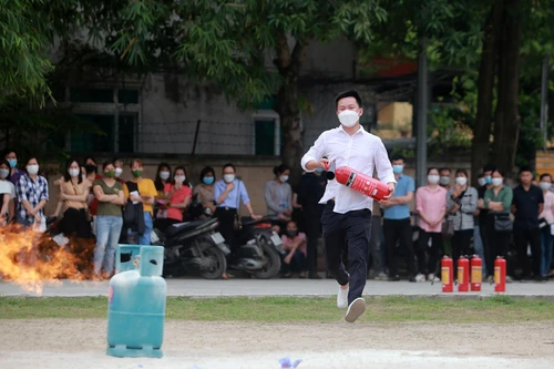 Xem cán bộ, đoàn viên công đoàn Công an Hà Nội xử lý tình huống cháy nổ 