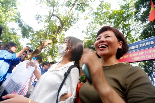 Hình ảnh xúc động phụ huynh sáng đội mưa, chiều dãi nắng đợi con trong ngày thi