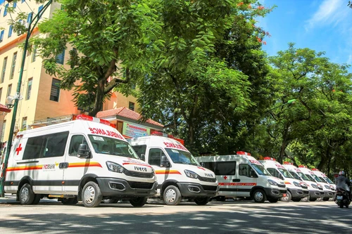 Hà Nội tiếp nhận 9 xe cứu thương và 70 máy thở phòng chống dịch